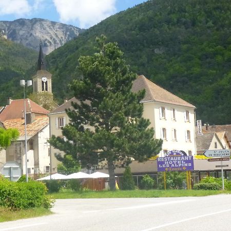 Hotel Restaurant Les Alpins Saint-Julien-en-Beauchene Exterior photo