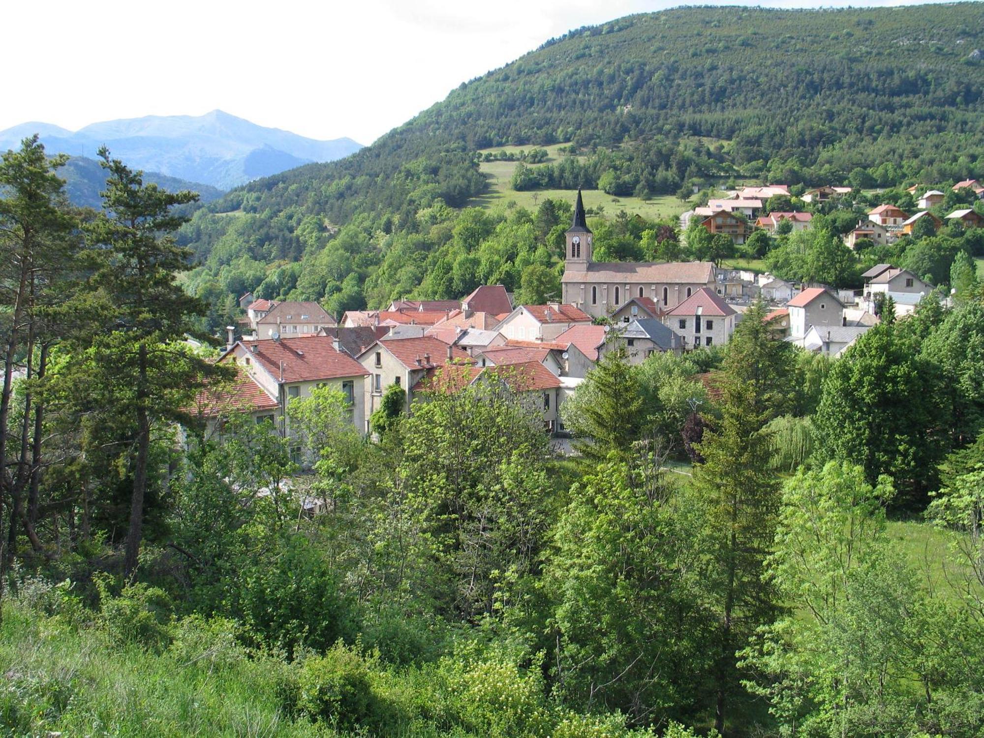 Hotel Restaurant Les Alpins Saint-Julien-en-Beauchene Exterior photo